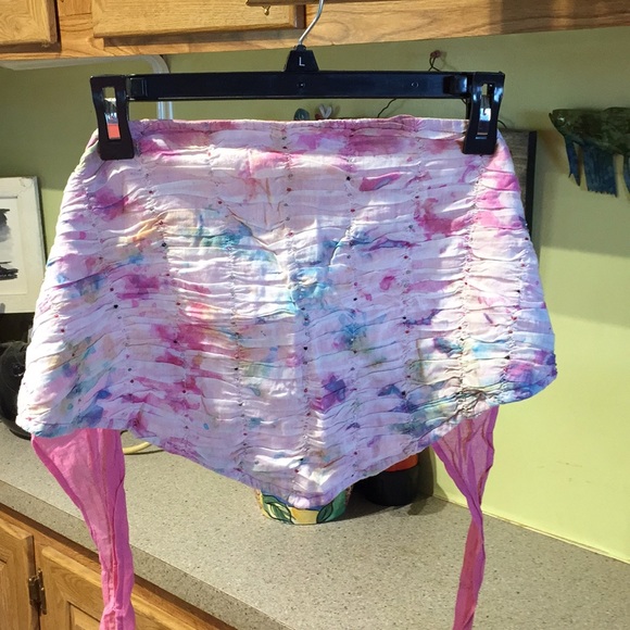 Size small tie in back - Picture 1 of 2